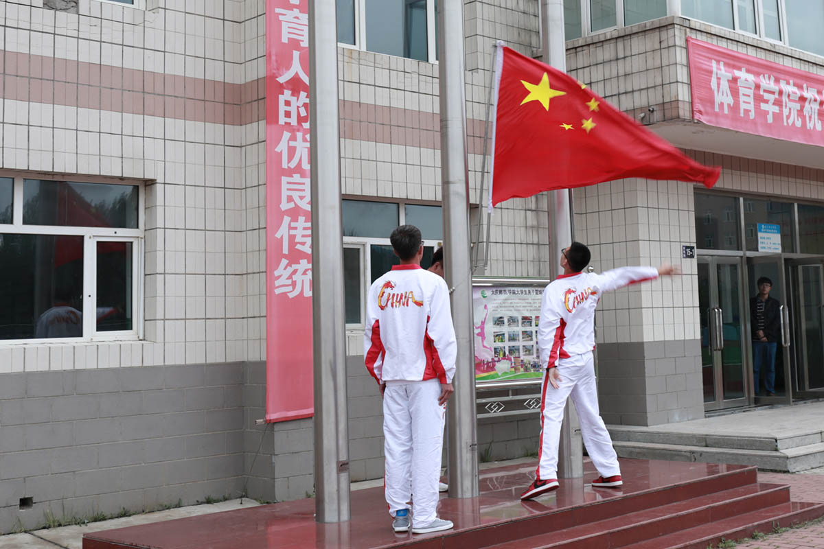 學校舉行2016級學生升旗儀式暨軍訓啟動儀式-鐵人育人